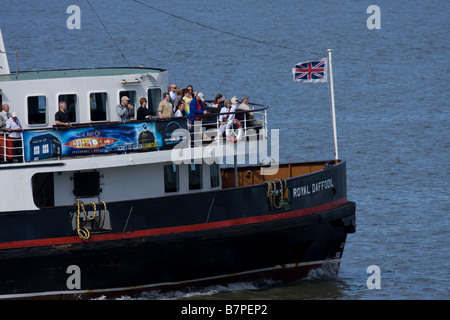 Les touristes à bord du ferry Mersey jonquille royale Banque D'Images