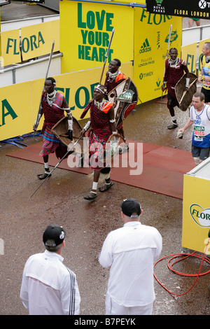 Guerriers Masai exécutant le Marathon de Londres Banque D'Images