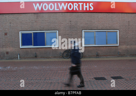 Un homme passe devant un fermé la branche d'une boutique à Woolworths Chelsmford, Essex, peu après qu'ils sont entrés dans l'administration. Banque D'Images