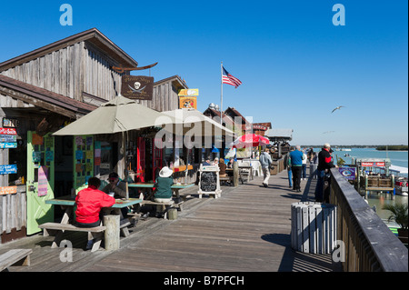 Boutiques et restaurants en bord de mer sur la promenade de John's Pass, Madeira Beach, près de St Petersburg Beach, la Côte du Golfe, en Floride Banque D'Images