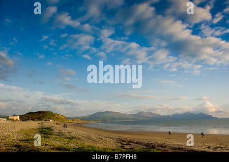 Plage de Dinlle avec la péninsule de Llŷn au loin. Pays de Galles Banque D'Images