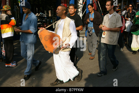 Procession Hare Krishna groupe foule dévot disciples marchant à la lecture de la musique en chantant à Rotterdam Pays Bas Banque D'Images