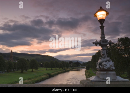 À partir de la rivière Tweed Tweed bridge à Peebles à l'aube des Scottish Borders en Écosse d'août Banque D'Images