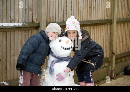 Enfants Garçon Fille Jardin d'hiver Bonhomme de Neige Foulard Banque D'Images