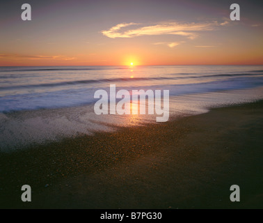 Caroline du Nord - Lever du soleil sur l'océan Atlantique à partir de Cape Hatteras National Seashore sur les bancs extérieurs. Banque D'Images