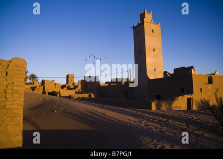 Le soleil qui illumine les murs en ruine et minaret de la mosquée. Banque D'Images