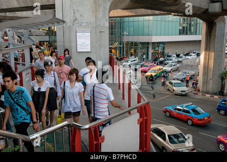 Les piétons à l'aide de la passerelle au-dessus de fort trafic Pathumwan, dans le centre de Bangkok, Thaïlande Banque D'Images