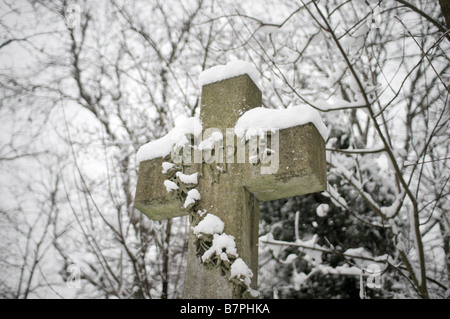 Pierre tombale dans Nunhead Cemetery sous la neige Banque D'Images