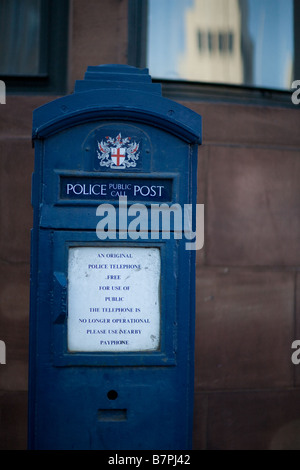 Bleu Gendarmerie fort à Londres à gauche avec tour dans la fenêtre supérieure droite de réflexion Banque D'Images