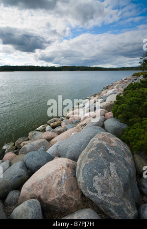 Rochers au bord de l'eau Banque D'Images