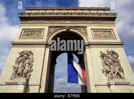 Paris Arc de Triomphe place Charles de Gaulle rond point des champs-Elysées drapeau tricolore (drapeau français). Capitale Europe Banque D'Images