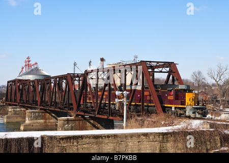 Un train de marchandises transportant du charbon est venue à travers un pont de chemin de fer Banque D'Images