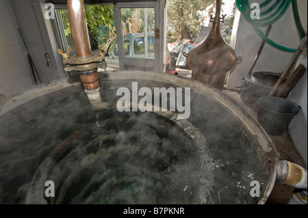 Souma (Tsipouro) la distillation en Grèce Banque D'Images