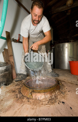 Souma (Tsipouro) la distillation en Grèce Banque D'Images