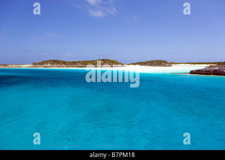 Eaux de cristal dans le parc de la mer et la terre Bahamanian Banque D'Images