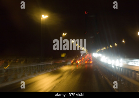 Le trafic traversant le pont de Forth Road, Édimbourg, la nuit Banque D'Images