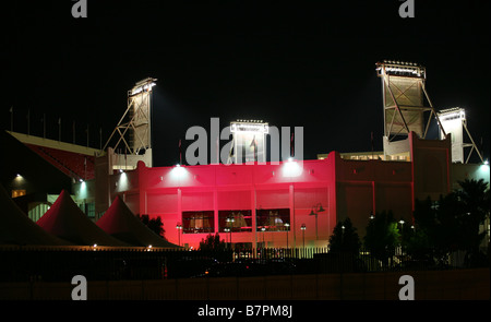 Le Khalifa Tennis Stadium à Doha allumé dans le changement de couleurs pour la finale du Qatar ExxonMobil Open tournament 2009 Banque D'Images