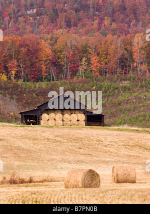 Ancienne grange et bottes de foin dans Spring City New York Banque D'Images