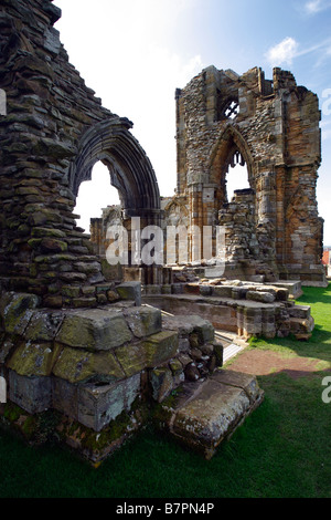 Une section de l'abbaye en ruine à Whitby, dans le Yorkshire, Nord de l'Angleterre. UK Banque D'Images