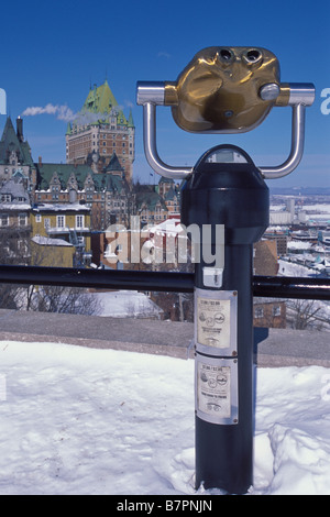 Tourist binoculars aim at the Chateau Frontenac, Quebec City, Canada. Banque D'Images