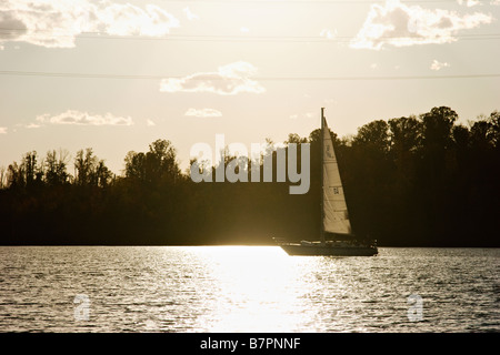 Soleil derrière un voilier sur Watts Bar Lake Banque D'Images