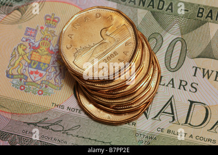 L'argent canadien (pile de pièces de monnaie dollar) Banque D'Images