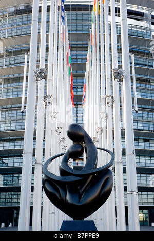 Statue devant le Parlement européen Banque D'Images