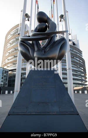 Statue devant le Parlement européen Banque D'Images