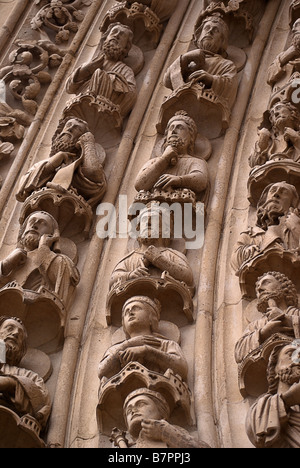 À l'entrée d'archway Cathédrale notre dame de paris france Banque D'Images