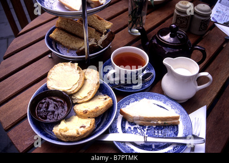 Un thé à la crème anglaise, des scones et de la confiture de fraise Banque D'Images