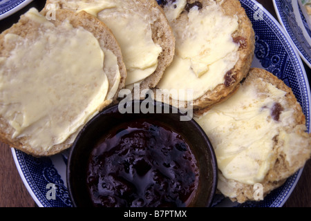 Un thé à la crème anglaise, des scones et de la confiture de fraise Banque D'Images