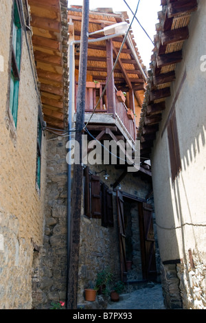 Kakopetria vue sur village scène avec maison en pierre couleur mur et balcon dans les montagnes de Troodos, Chypre du Sud Banque D'Images