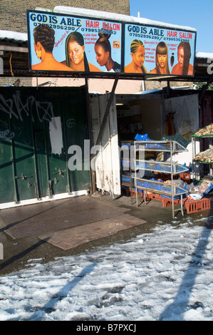 UK.Afro Antillais de beauté sous la neige dans Ridley Road market Londres Hackney,Photo Julio Etchart Banque D'Images