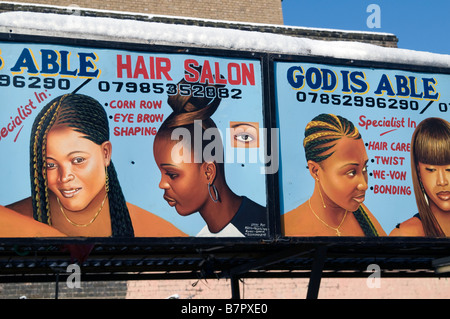 UK.Afro Antillais de beauté sous la neige dans Ridley Road market Londres Hackney,Photo Julio Etchart Banque D'Images