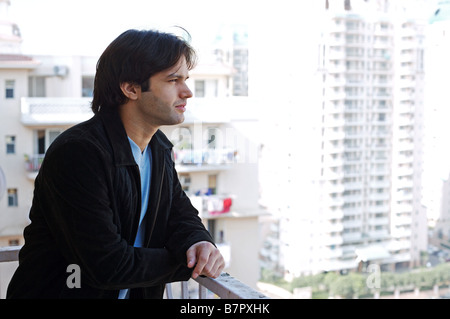 Vue latérale d'un homme debout en balcon Banque D'Images