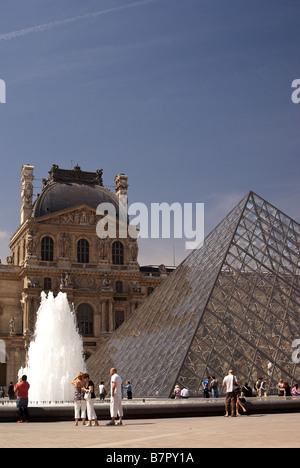 Louvre, Paris, France, le verre, la réflexion, les touristes Banque D'Images