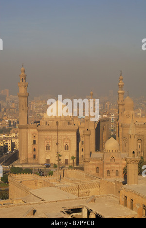 Le Caire, Égypte. Le Sultan Hassan et Rifai mosquées comme vu de la Citadelle, avec le derrière de la ville très polluée. Banque D'Images