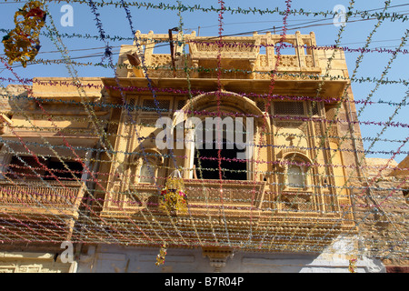 En grès sculpté traditionnel indien haveli ou merchants house et décor de mariage dans les petites rues de la vieille ville Banque D'Images