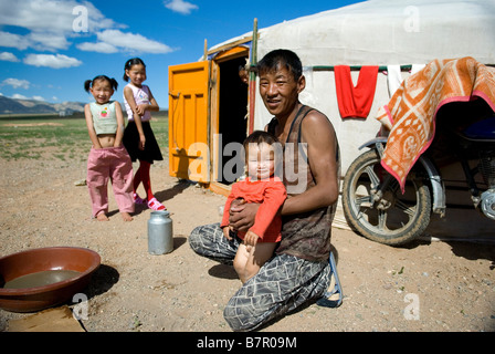 Une communauté nomade campé à la périphérie d'un village éloigné Bogd dans le désert de Gobi en Mongolie Banque D'Images