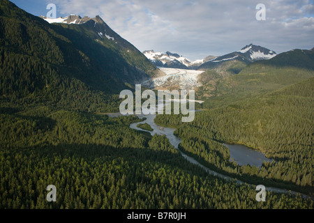 Vue aérienne de Herbert et Glacier river comme il serpente vers le bas du champ de Juneau, Alaska, la Forêt Nationale Tongass Banque D'Images