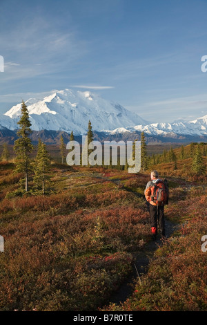 Des randonnées à travers la taïga, l'homme près de l'étonnant lac avec Mt. McKinley dans l'arrière-plan dans le parc national Denali, Alaska Banque D'Images