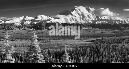 Panorama de l'infrarouge et la gamme Denali Alaska prises de près de l'étonnant lac Camping, Denali National Park Banque D'Images