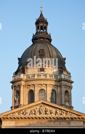 Le dôme de la basilique Saint-Etienne baigné de soleil en fin d'après-midi, Budapest, Hongrie Banque D'Images