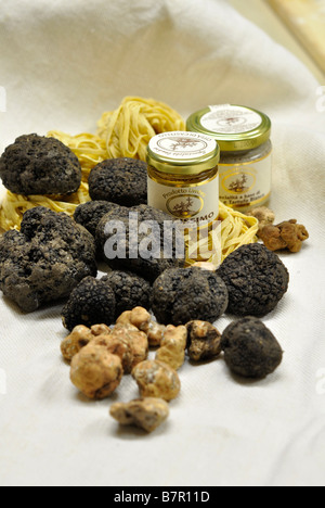 Noir et blanc frais truffes avec pots de beurre de truffe et préservés des truffes. Banque D'Images