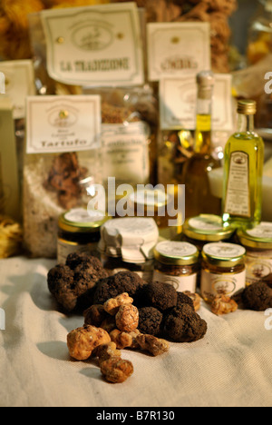Noir et blanc frais truffes avec les aliments produits à l'Ombrie avec saveur truffe : pâtes, risotto, beurre, miel et confitures Banque D'Images