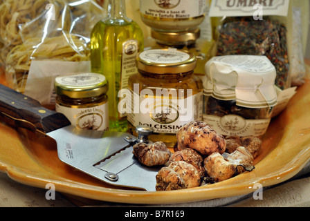La truffe blanche fraîche avec les aliments produits à l'Ombrie avec saveur truffe : pâtes, beurre, miel et truffe de la lame de couteau Banque D'Images
