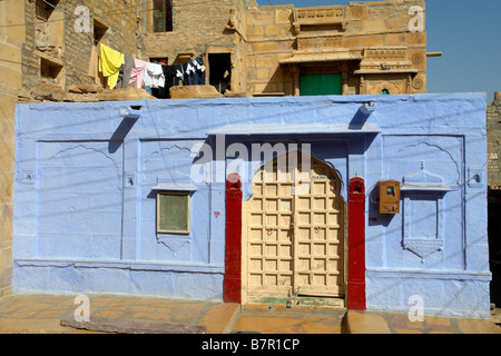 Maison traditionnelle indienne a peint dans les petites rues de la vieille ville de Jaisalmer Banque D'Images