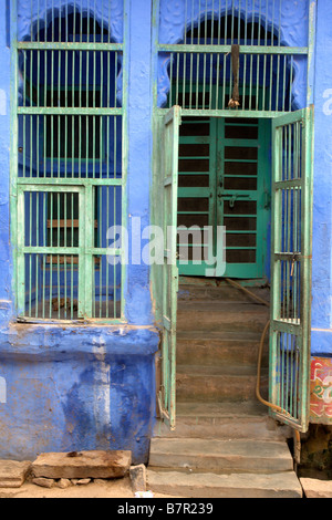 Porte et volets de brahmane chambre peinte en bleu dans la vieille ville de Jodhpur Banque D'Images