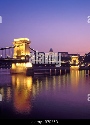 Hongrie Budapest Pont des Chaînes et le Château Royal Banque D'Images