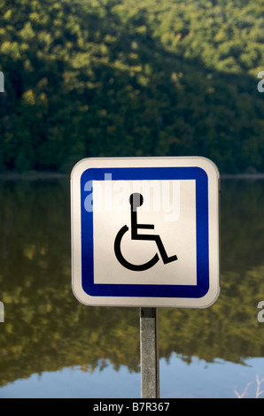 Mobilité parking sign au bord d'un lac à la campagne Banque D'Images